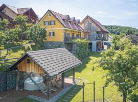 Traditional House Kal With Hot Tub - Happy Rentals, Hotel in Semič