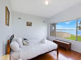 Lakes Edge Cottage Pet Friendly Waterfront Escape