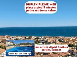 duplex pleine vue mer piscine plage a pied 5 minutes internet parking: Fleury şehrinde bir otel