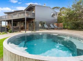 Skyview with Heated Pool and Views, hotel din Blairgowrie