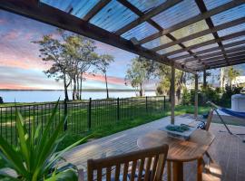 Parkway Lakehouse, hotel i Budgewoi
