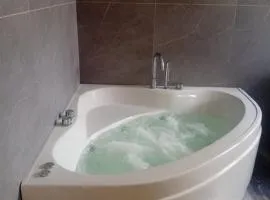 Suite Privata con Vasca Idromassaggio e Ingresso Indipendente,Camino e Cromoterapia