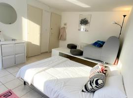 Joli studio au centre ville de Neuchâtel, à 5 minutes du lac, viešbutis mieste Nešatelis