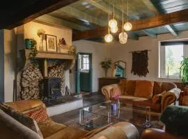 Bohemian Experience Wellness, Jacuzzi, Sauna, BBQ, Garden, Sleeps 14