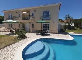 Vista Do Monte, Large Villa, balcony views, private heated pool near Silver Coast