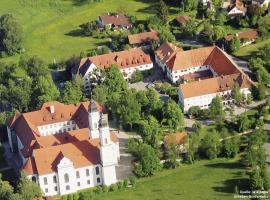 Ferienwohnung KIostermühle Irsee - Parkplätze, Spielplatz, Biergarten, Badesee, E-Auto Ladepunkt, Hotel in Irsee