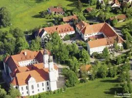 Ferienwohnung KIostermühle Irsee - Parkplätze, Spielplatz, Biergarten, Badesee, E-Auto Ladepunkt