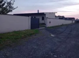 Thé club house- maison de 2 appartements de plein pied parking indépendant pour chaque