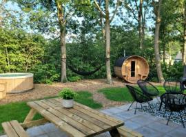 Retro Chic Wellness met hottub & sauna, Hotel in Ewijk