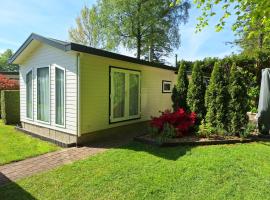 Chalet op Camping de Zeven Heuveltjes, hotel v destinaci Ees