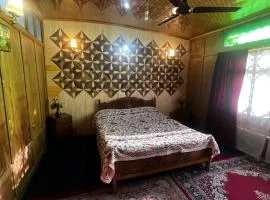 Houseboat Nightingale