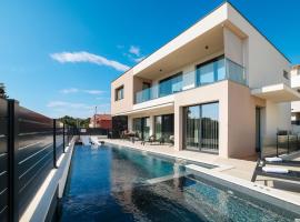 Villa Santa with heated pool, khách sạn ở Pakoštane