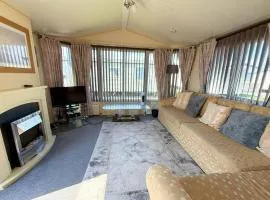 Lovely Caravan With Decking At Stonham Barns Holiday Park Ref 82150Sb