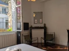 Joli studio fonctionnel et bien équipé, rack vélo