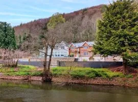 Finest Retreats - Alpine Cottage