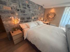 ROMANTIC SUlTE WITH ITS OWN SPA AND OPEN VIEW TO LUGANO, hotel di Cademario