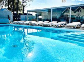 DESTINO wakacyjne domki-dwa podgrzewane baseny-drink bar – hotel w mieście Mielno