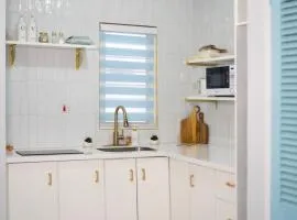 Mirror You Suite - Serene Super Studio with Porch