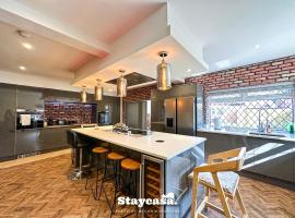 5BR Manchester Home w Jacuzzi Parking Gar…, hotel v Manchestri