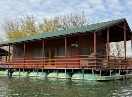 Houseboat - Beacon of happiness, Hotel in Jarovce