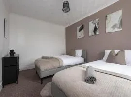 Comfortable 3BR House Pool Table, WiFi & Parking Included