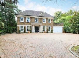 Lux 6BR Mansion in St Georges Hill, hotel u gradu Purley