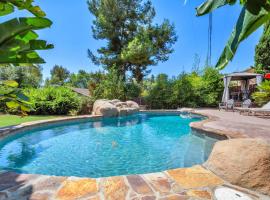 Pool, hot tub, fire pit, and more! Aqua La Vista: Vista şehrinde bir otel