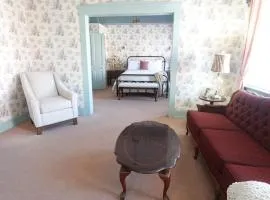 Vintage Downtown Guest Suite