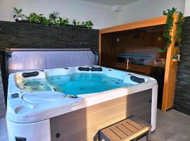 Domek z jacuzzi i sauną "Cztery Pory Roku", Hotel in Czchów