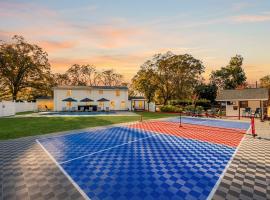 Ultimate Group Getaway Pool Pickleball 5BR, hotell i Mauldin