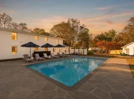 Backyard Resort Pool Pickleball 5BR