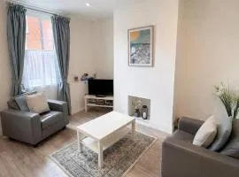 Midsummer Cottage - 2BR, Heart of Town, Patio, Parking, Sleeps 4
