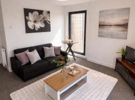 Luxury 2BR Heathrow Escape Free Parking, Hotel in Colnbrook