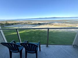 Oceanfront Studio with Loft - amazing views!, hotel em Qualicum Beach