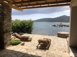 Villa ROBINSON & CRUSOE au bord de l'eau โรงแรมในErsa