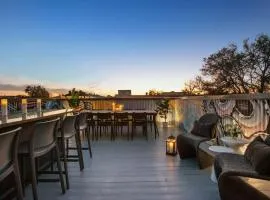Contemporary Home Hot Tub and Rooftop Deck
