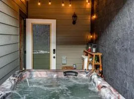 2 Min to Dollywood Hot Tub Sleeps 10 Pet OK
