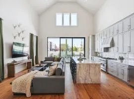 Designer 7 bedroom Heated Pool Stay Heirloom