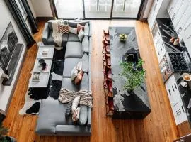 Stylish 7 Bedroom Luxe Home Heated Pool & Spa