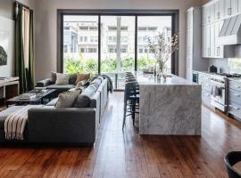 Designer 6-bedroom pool 1 block to parade route, hotel sa New Orleans
