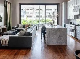 Designer 6-bedroom pool 1 block to parade route