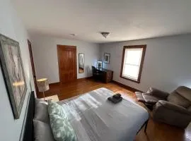 -No51- Lovely Large Room in a House - 10 min to Green Line and Red Line T Stations & Tufts University - Centrally Located at Somerville Boston