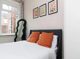 Bright & Comfortable 2-Bed Home 5 mins from Newcastle City Centre - Free Parking