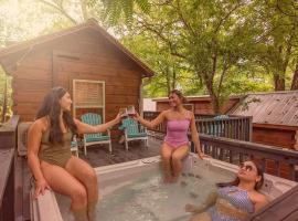 Ani Cabin Tiny Home Bordered By National Forest, Hotel in Chattanooga
