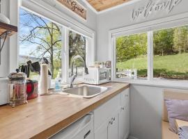 Quail Run Farm- Rustic Tiny Home 1, готель у місті Чаттануга