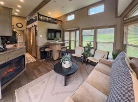 Quail Run Farm- Rustic Tiny Home 3, готель у місті Чаттануга