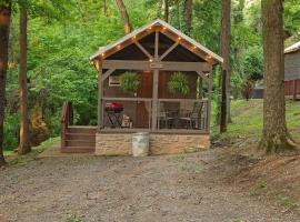 Tiny Cabin Village Private Hot Tub Lynda Cabin, Hotel in Chattanooga