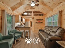 Stefan Cabin Nature-nested Tiny Home Hot Tub, Hotel in Chattanooga