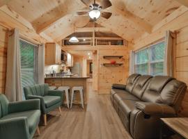 Stefan Cabin Nature-nested Tiny Home Hot Tub, hotel din Chattanooga