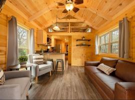 Meg Cabin Tiny Rustic Comfort On Lookout Mtn, Hotel in Chattanooga